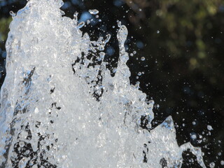Chorros de agua vertical sobre fondo oscuro