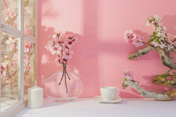 Présentation pour arrière plan de fleurs d'amandiers et de bougies sur un fond rose. Décoration pour un mariage, naissance, baptême.	