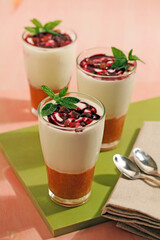 Skimmed cheese with jelly and fruit.