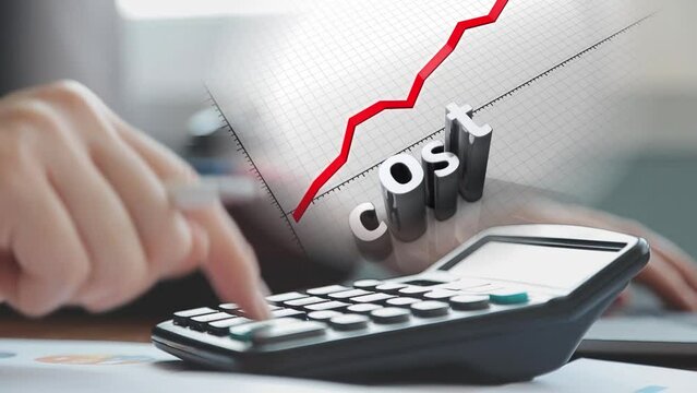 Mujer de negocios haciendo c&aacute;lculos con su calculadora y observando la evoluci&oacute;n de los costos en un gr&aacute;fico de tendencia, estudia c&oacute;mo reducir los gastos.