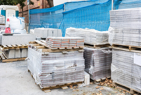 acopio de material de contrici&oacute;n en la calle con losetas para pavimentar la acera