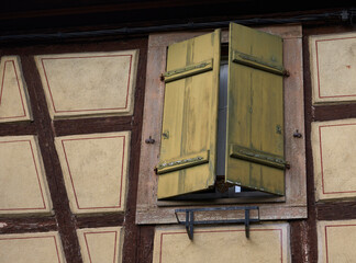 La fenêtre d'une maison en Alsace