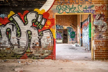 Papier Peint photo autocollant Vieux bâtiments abandonnés Walls covered in graffiti in an abandoned factory