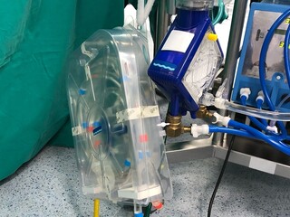  ECMO (Extracorporeal membrane oxygenation) in critical care unit (CCU)