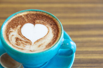 カフェで提供された、可愛いラテアートが描かれたカフェラテ