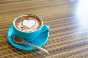 カフェで提供された、可愛いラテアートが描かれたカフェラテ