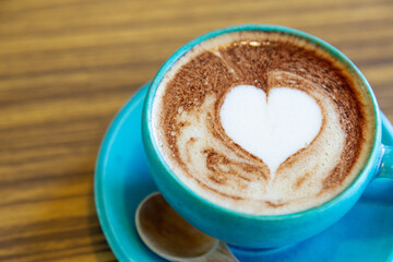 カフェで提供された、可愛いラテアートが描かれたカフェラテ