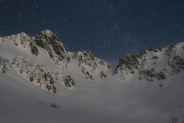 幻想的な冬山の景色