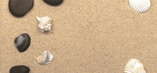Fototapeta na wymiar Arrière-plan des des coquillages et des galets sur du sable de mer. 