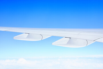飛行中の飛行機
