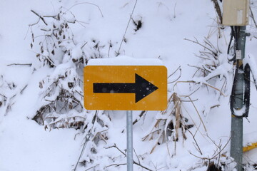 岐阜県揖斐川町の黄色い矢印看板と雪