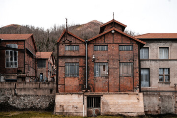 Fototapeta na wymiar Bâtiment industrielle abandonné en brique d'une ancienne mine de charbon à Saint-Etienne 