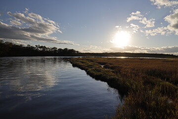 北海道野付湾に流れる春別川ゆっくり
流れて水面に映り込みが美しく夕陽が沈んでゆきます。