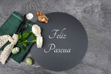 El texto Felices Pascuas con decoraciones de Pascua y mesas.