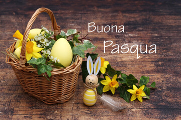 Biglietto d'auguri Buona Pasqua: Cesto di Pasqua con uova di Pasqua gialle e un uovo di Pasqua...