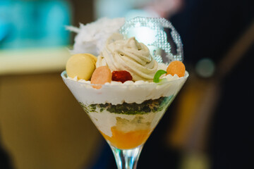 綿アメが乗った 夜パフェ