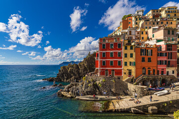 Fototapeta na wymiar Blick auf Riomaggiore an der Mittelmeerküste in Italien