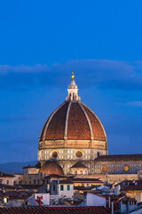 Blick auf die Kathedrale Santa Maria del Fiore zur Blauen Stunde in Florenz, Italien