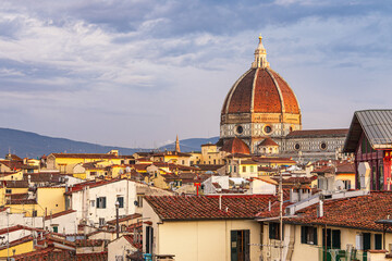Blick auf die Kathedrale Santa Maria del Fiore in Florenz, Italien - 750003831