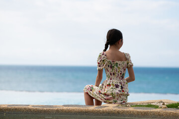 海を眺める女の子