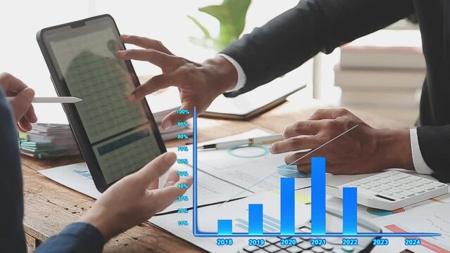 Dos empresarios, ejecutivos, analizando un negocio, las ventas, costos y rentabilidad en su tablet. Gr&aacute;fico de barras en movimiento mostrando evoluci&oacute;n a&ntilde;o por a&ntilde;o.