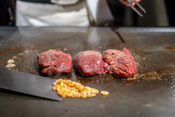 【#鉄板焼】ステーキ肉を焼くシェフの手元
