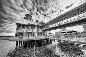 Obraz premium Nanaimo, Canada - August 14, 2017: City buildings along the island coastline on a beautiful morning