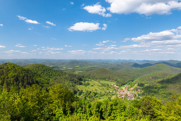 Blick von der Wegelnburg auf das Dorf Nothweiler in den grünen Wäldern des Wasgau und das Pfälzer Bergland im Frühling, Rheinland-Pfalz, Deutschland