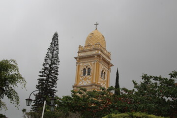 Igreja Católica com céu Nublado