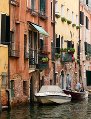 Fototapeta na wymiar Sommer in Venedig. Kleine Kanäle mit vielen, bunten Details. Sommer 2023