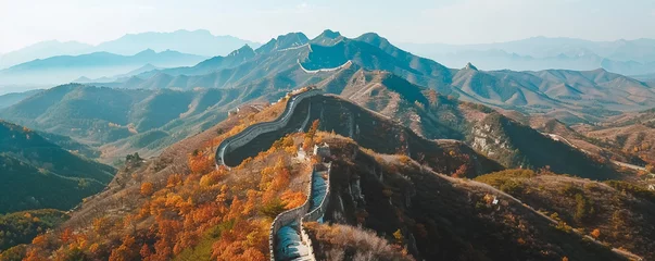 Photo sur Plexiglas Mur chinois Aerial view of the Great Wall of China snaking through autumn mountains