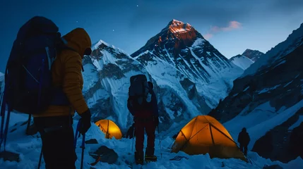 Tableaux ronds sur aluminium brossé Everest Stunning view of Mount Everest from Base Camp, climbers silhouettes at dawn