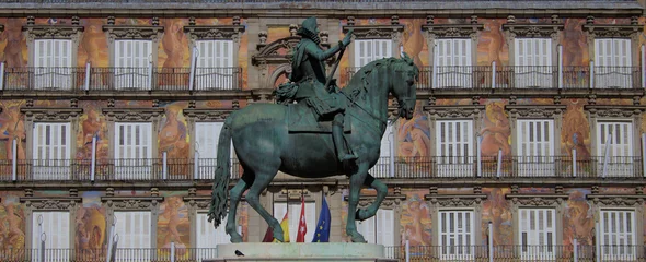 Poster Madrid Plaza Mayor. Estatua ecuestre de Felipe III y decoración mural. España © CarlosPS