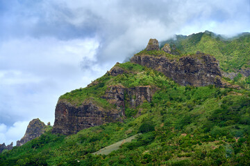 Fototapeta na wymiar The green and misty mountains of Moorea on a cloudy day, French Polynesia