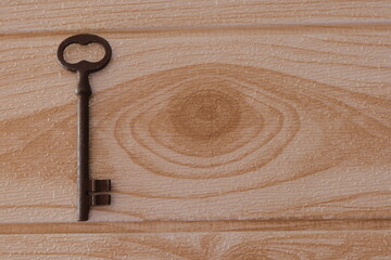 llave antigua sobre fondo madera clara