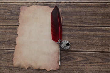 pergamino pluma roja mesa  madera oscura