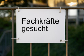 Schild mit der deutschen Aufschrift Fachkräfte gesucht, als Hinweis auf den Mangel an...