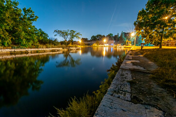 Paesaggio di notte con lunga esposizione di un canale in Forte Marghera