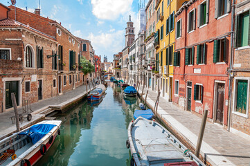 Veduta di un caratteristico canale di Venezia con barche ormeggiate e abitazioni ai lati