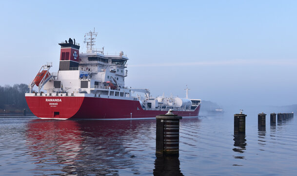 LNG Tankschiff Ramanda f&auml;hrt bei Nebel im Nord-Ostsee-Kanal 