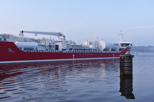 LNG Tankschiff Ramanda f&auml;hrt bei Nebel im Nord-Ostsee-Kanal 