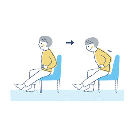 椅子に座って足のストレッチをするシニア女性