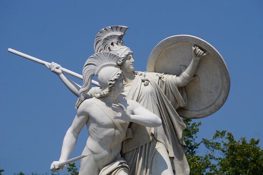 Athena beschützt den jungen Helden, griechische Statue auf der Schloßbrücke in Berlin