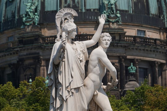 Griechische Skulptur Athena auf der Schloßbrücke neben dem Berliner Dom, Deutschland