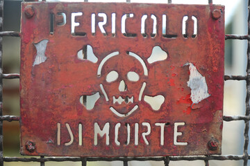 sign with the writing in Italian Pericolo di Morte which means danger of death if one passes the protection barrier