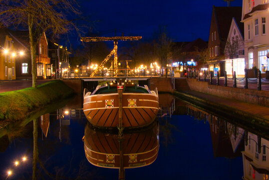 Kanal in weihnachtlicher Stimmung in Papenburg