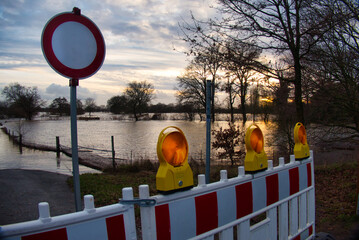 Hochwasser- Straße gesperrt- Symbolbild- Aufnahme aus dem Emsland- Meppen