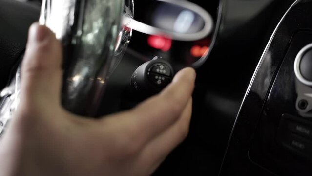 Automobile wiper arm is controlled