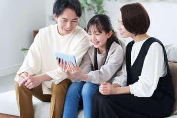 スマートフォンで動画を見る家族
