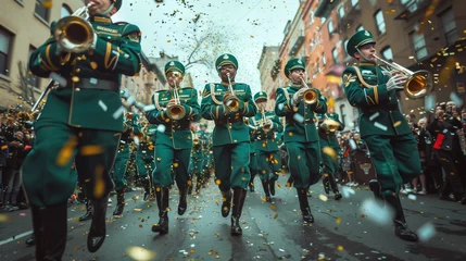 Crédence de cuisine en verre imprimé Etats Unis Energetic marching band in green uniforms. St. Patrick's Day parade